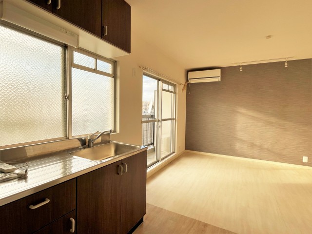 グレージュの壁紙&times;白い床はどんなインテリアにも馴染みます！