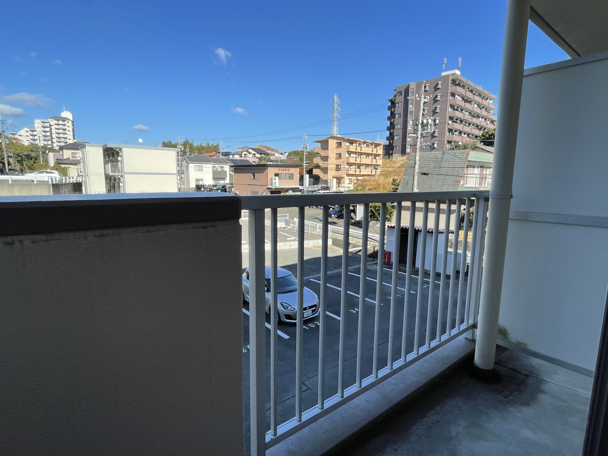 洋室側の小さめバルコニー