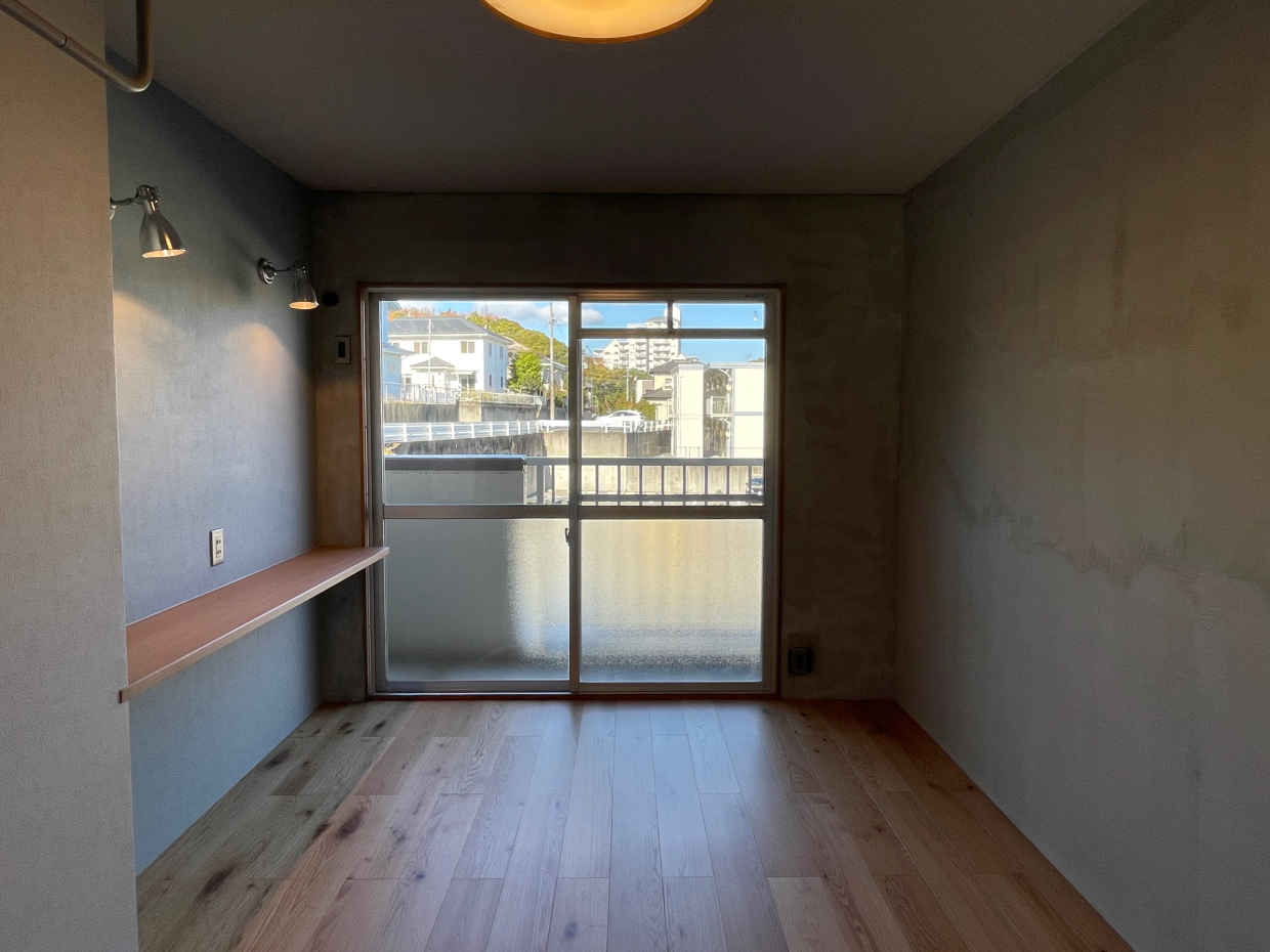 水色の壁がアクセント