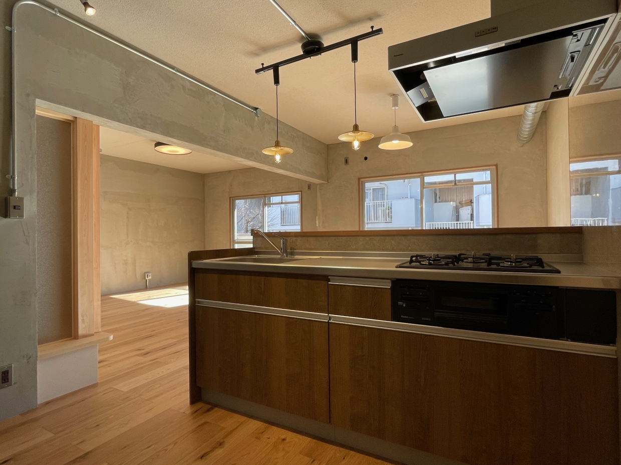 キッチンから見るリビングもかっこよくて惚れ惚れ