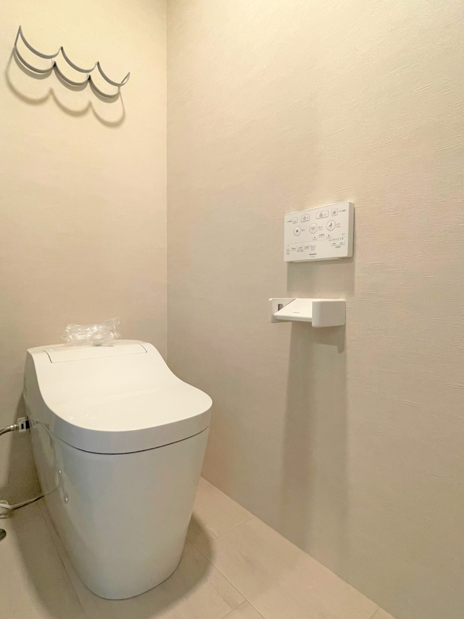 タンクレスですっきりとしたトイレ。トイレットペーパー置きがかわいすぎ、、