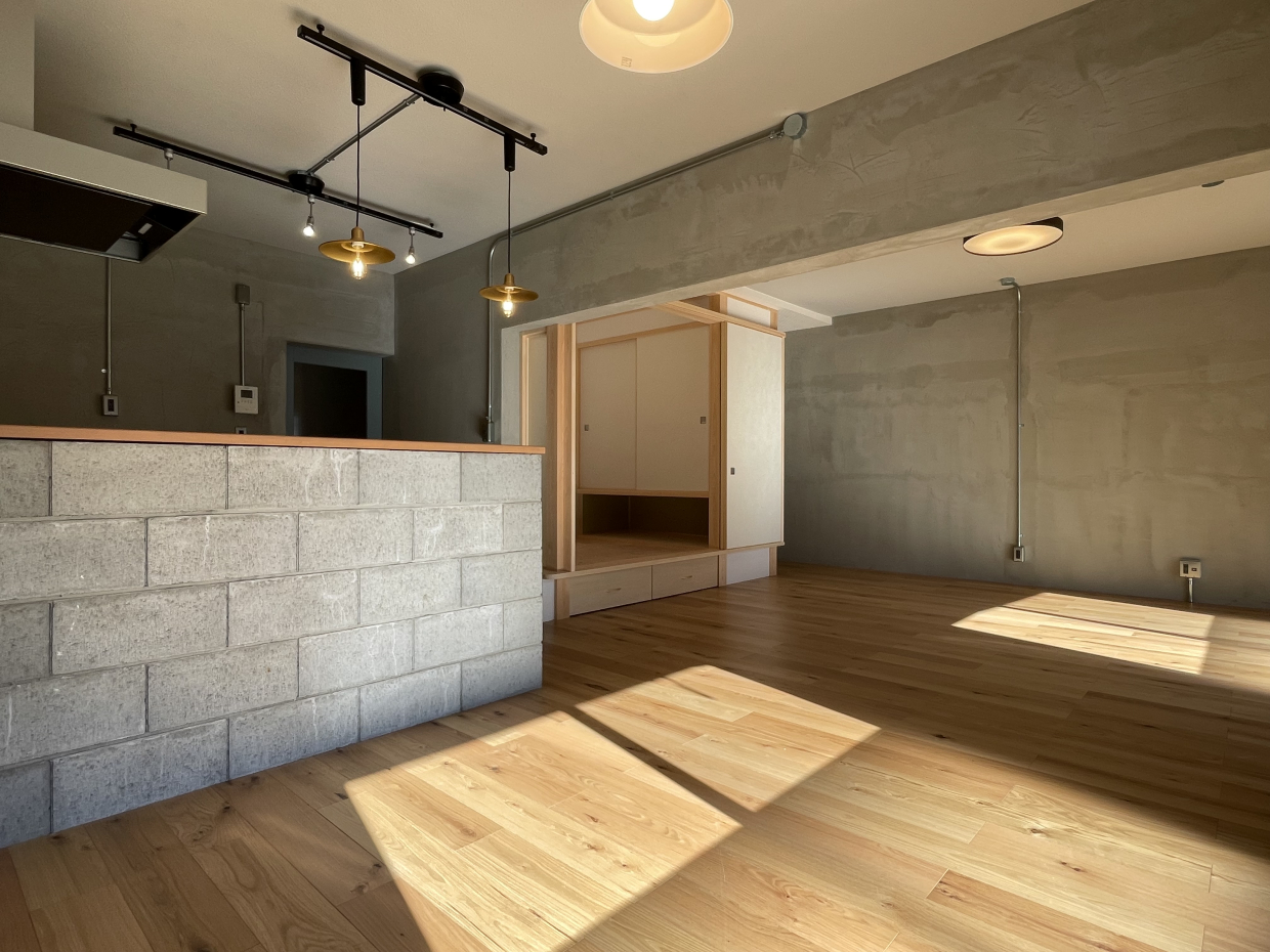 コンクリートと木のコントラストが美しい