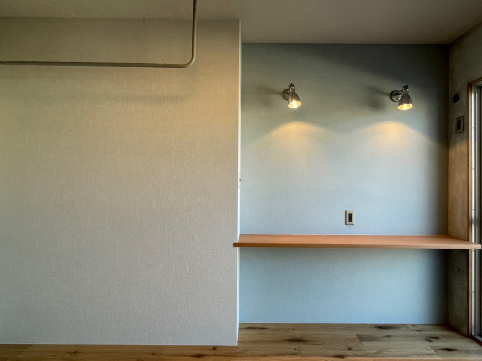 デスクとして使える造作のカウンター。スポットライトがいいムード