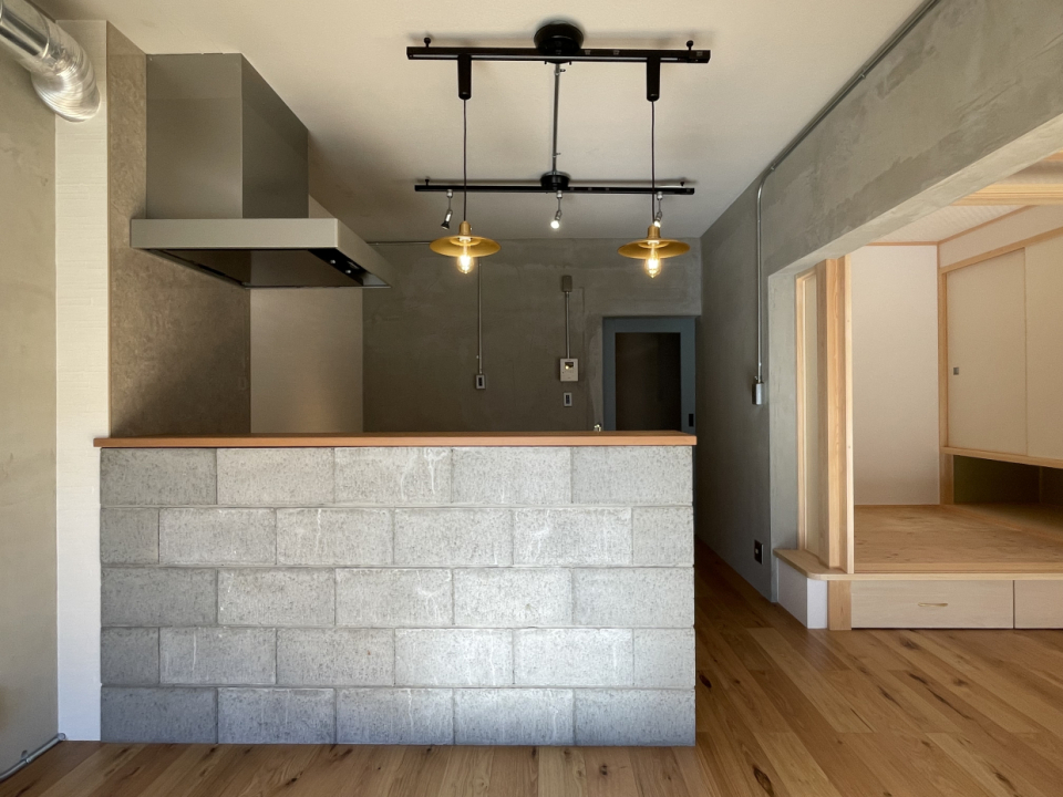 コンクリートにアイアンのペンダントライト。かっこよすぎるキッチン