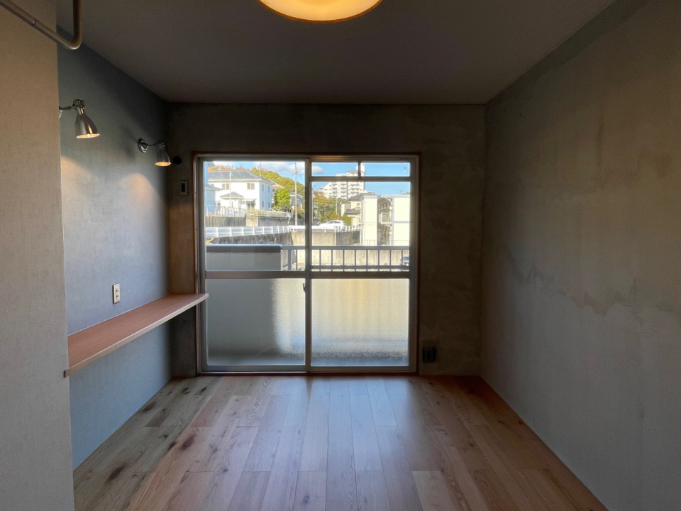 水色の壁がアクセント