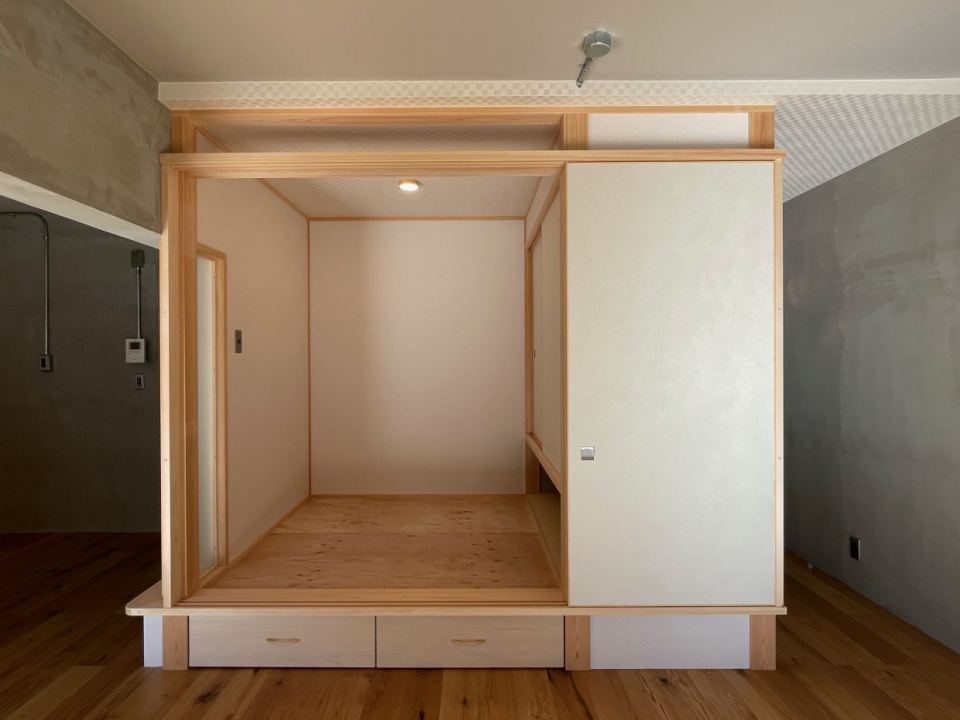 2帖の和室。木や襖が美しい。下部には収納付き
※畳が入る前の写真です