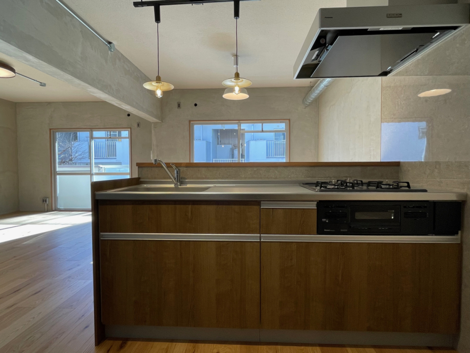 3口コンロにグリル付き。ふたり並んで料理を楽しめる