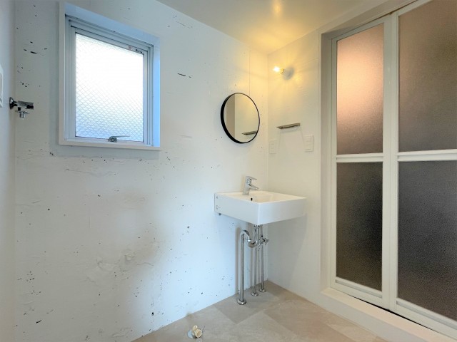 洗面所。丸い鏡がキュート！