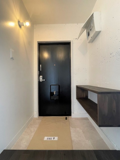 玄関は見せる収納で。