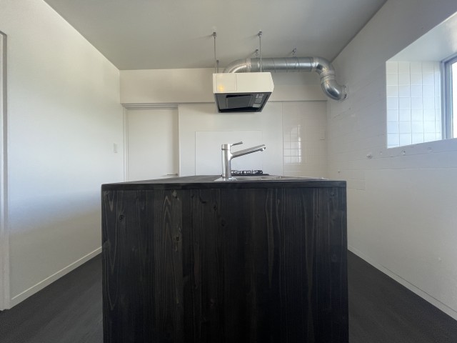 キッチンの存在感がすごい。