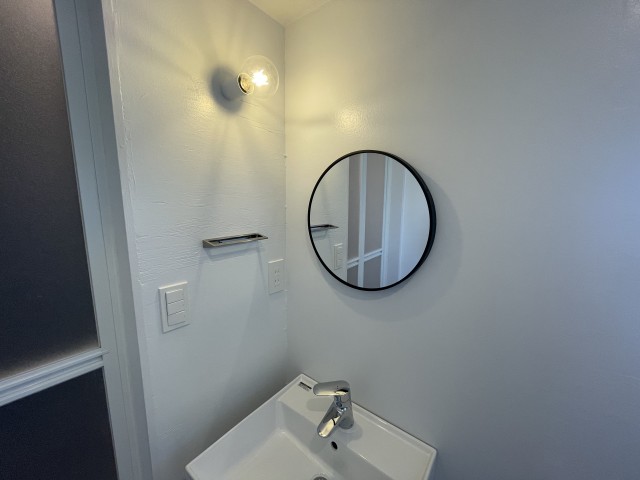 丸い鏡と照明がオシャレ！