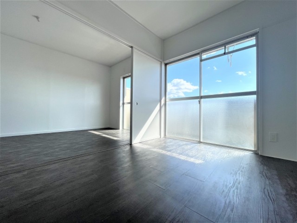 1つ目の洋室。大きな窓から日光を取り入れます。