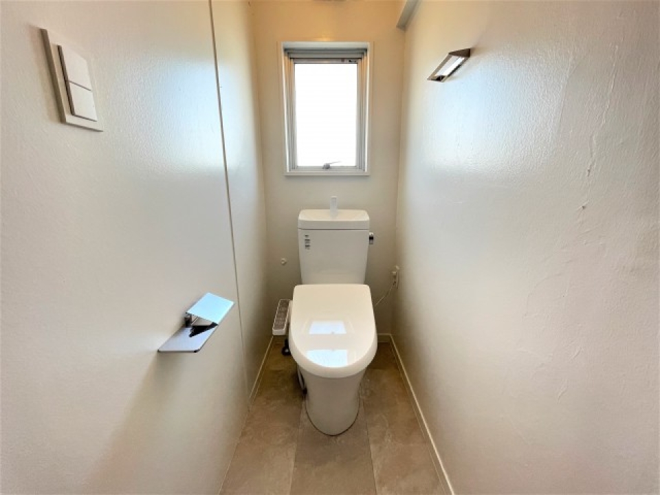 窓付きのトイレ。