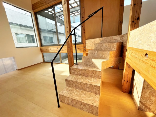 ホールとLDKを繋ぐステップもシンプル