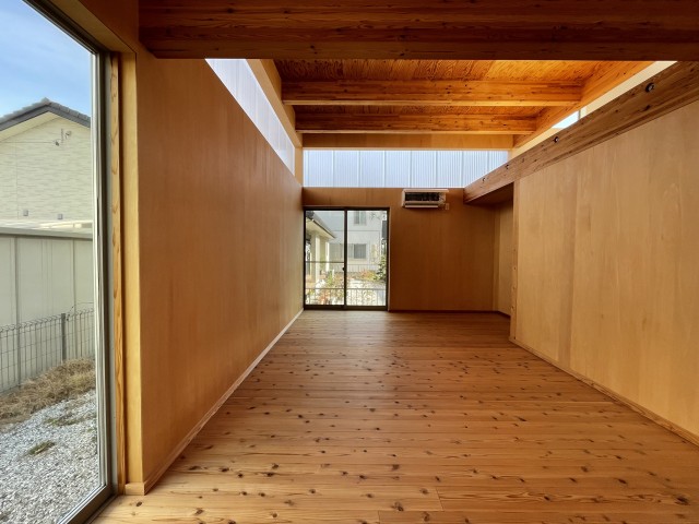 ここからは1階の紹介です。約14帖の洋室。窓が2面あり光を取り入れられます！