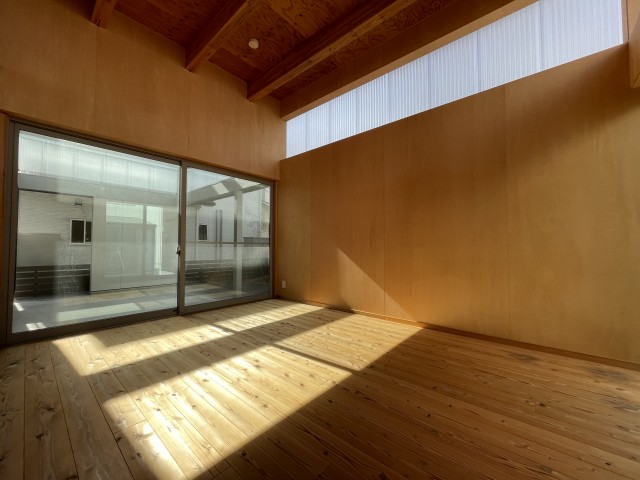 約8帖の洋室。大きな窓からたっくさんの日光！