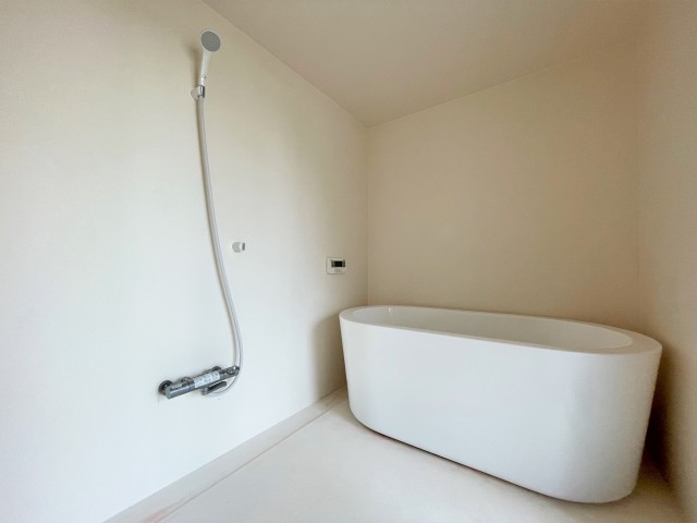 無駄をそぎ落とした浴室。