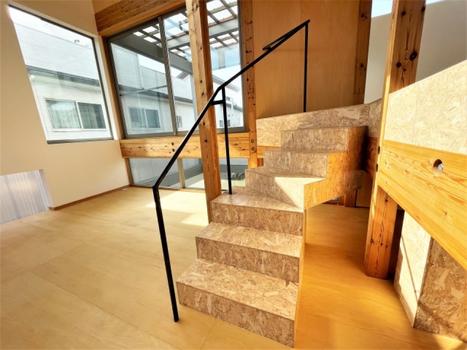 ホールとLDKを繋ぐステップもシンプル