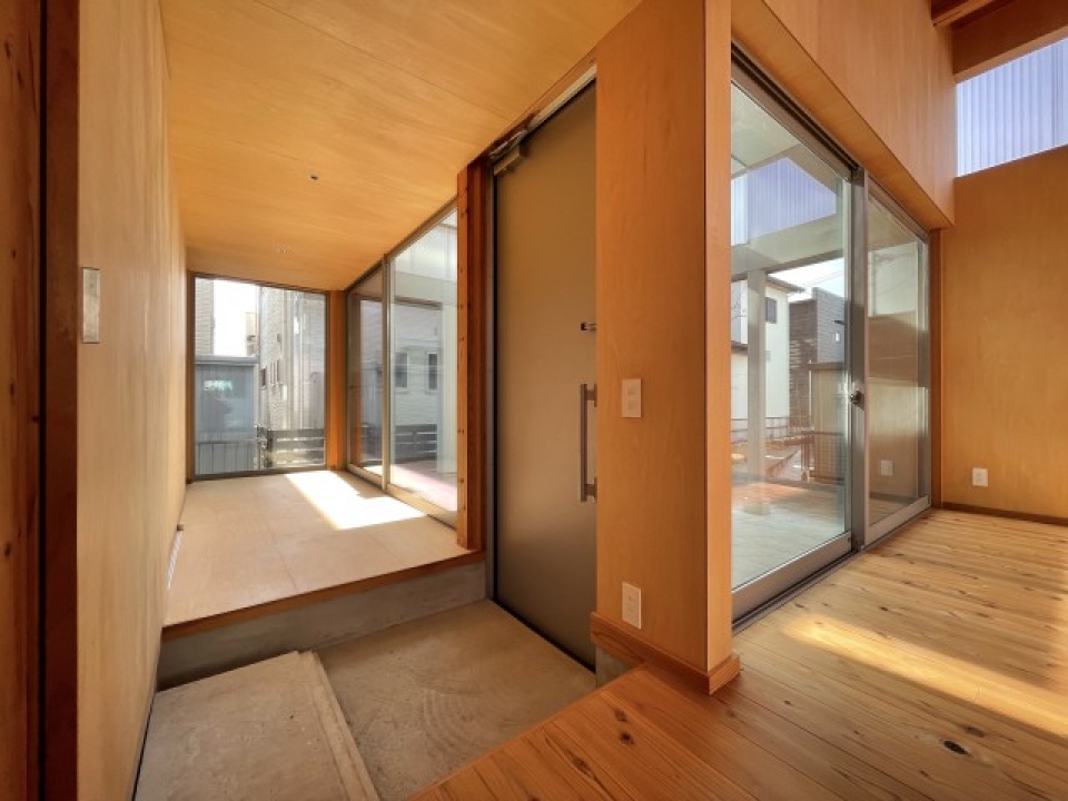 玄関から入ると左右に空間が広がります