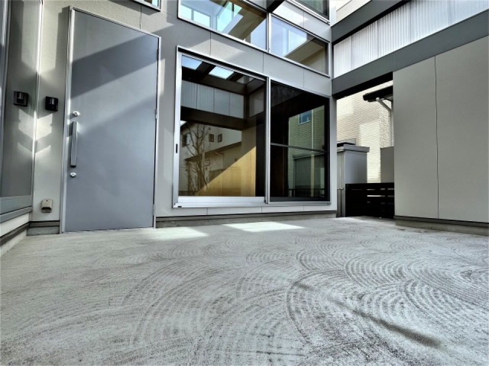 玄関前の土間は枯山水のような紋様が入っていました