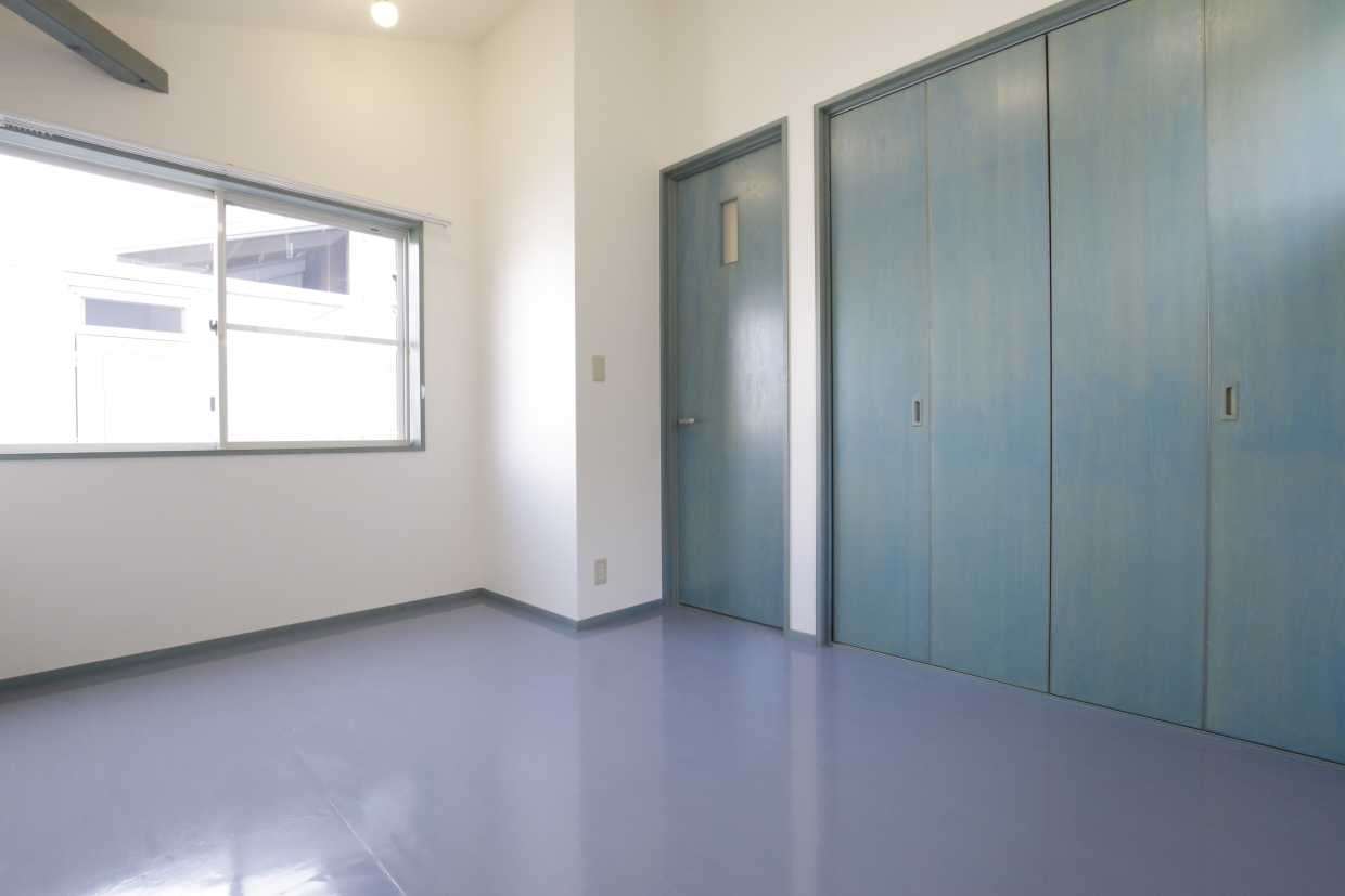 リビングのポイントカラーと同じくすみブルーの扉です