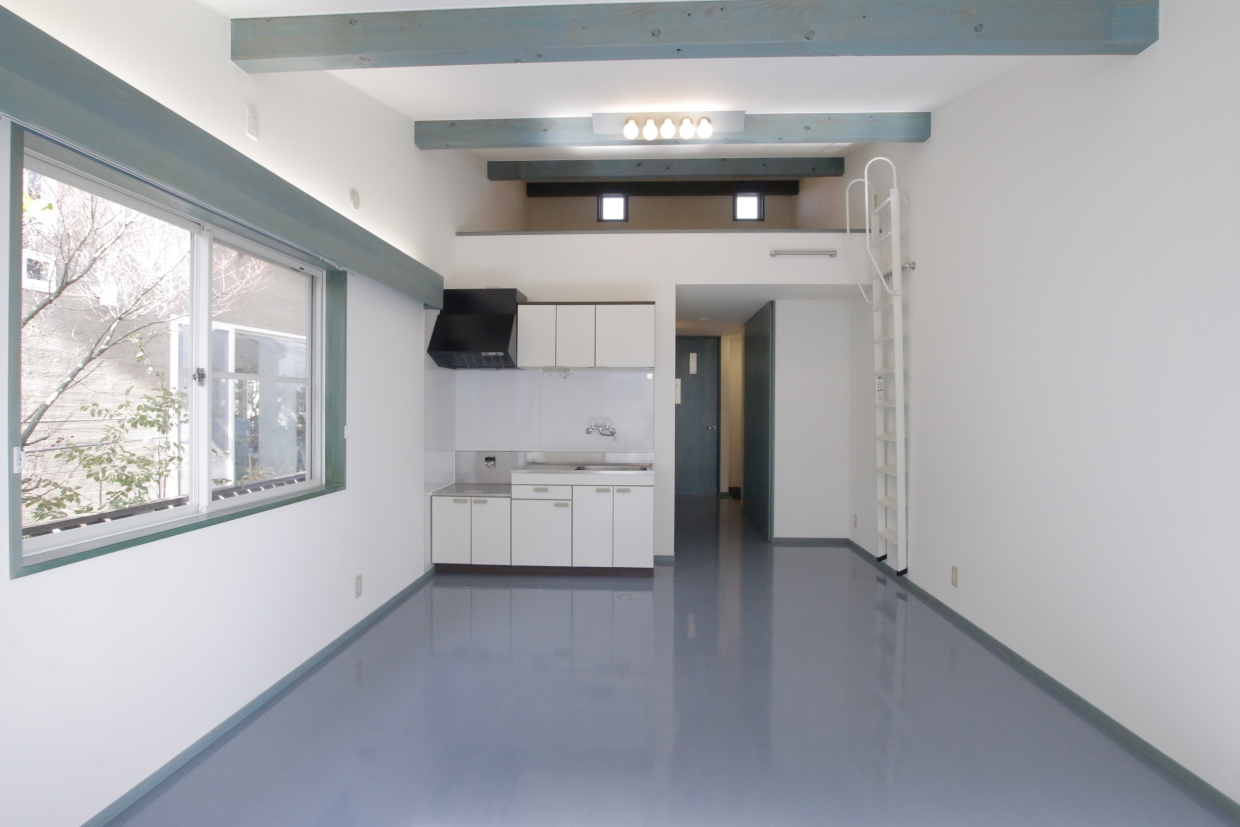 梁のくすみブルーとライトが白に映えてかわいい