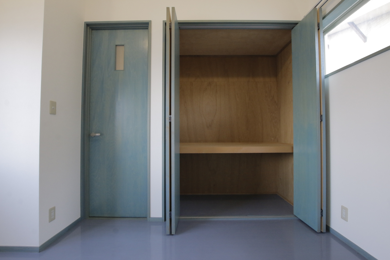 収納は押入タイプ