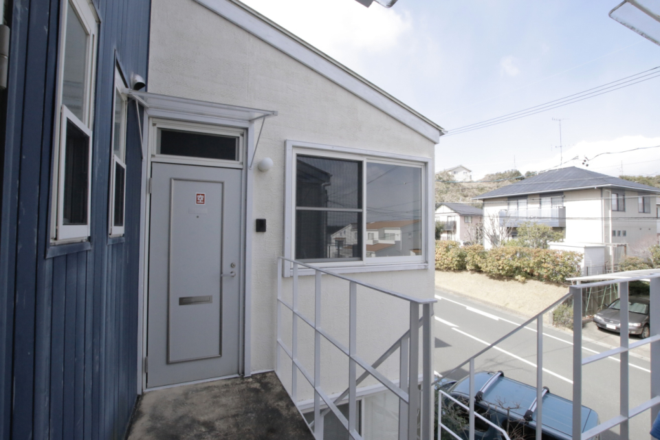 外玄関前の雰囲気。穏やかなエリアです