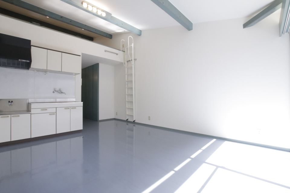 キッチンはガスコンロお持ち込みです。ロフトへは壁掛けの梯子でのぼります