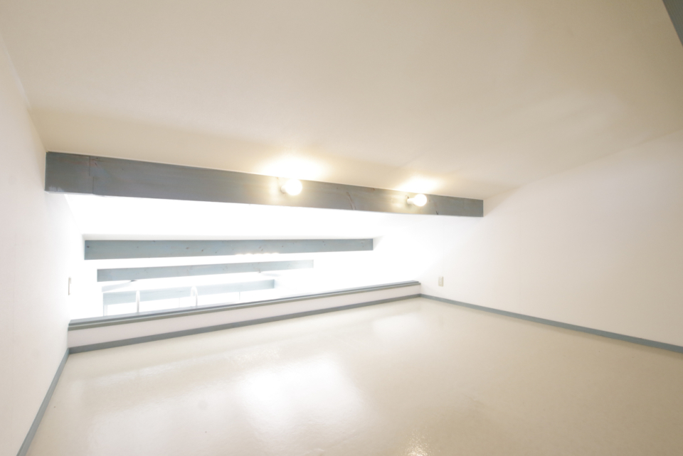 斜め屋根で奥の方が広くなっています。ライトがかわいい