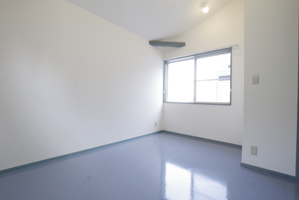 6.13帖の洋室。こちらも勾配天井です