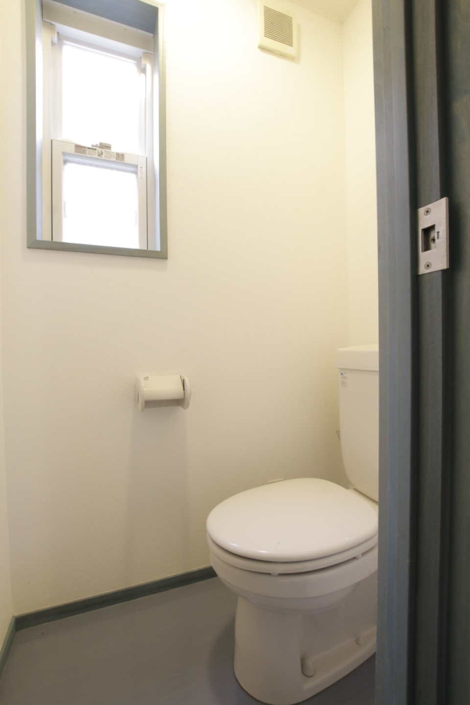窓があって明るく通気性も良いトイレ