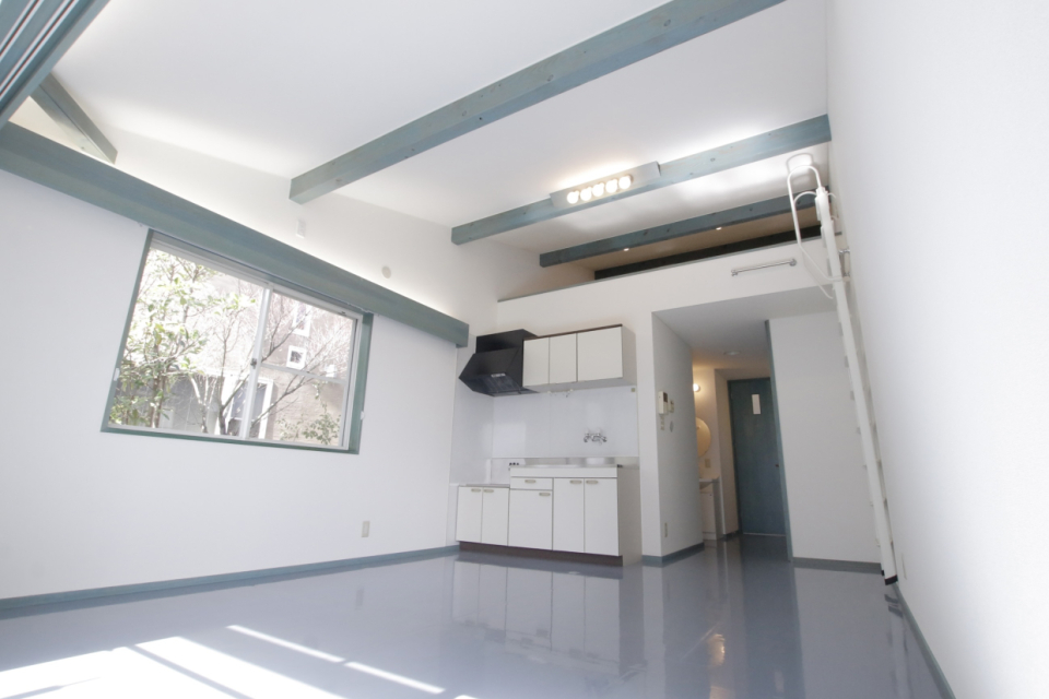 屋根が斜めなので天井が高く開放的です