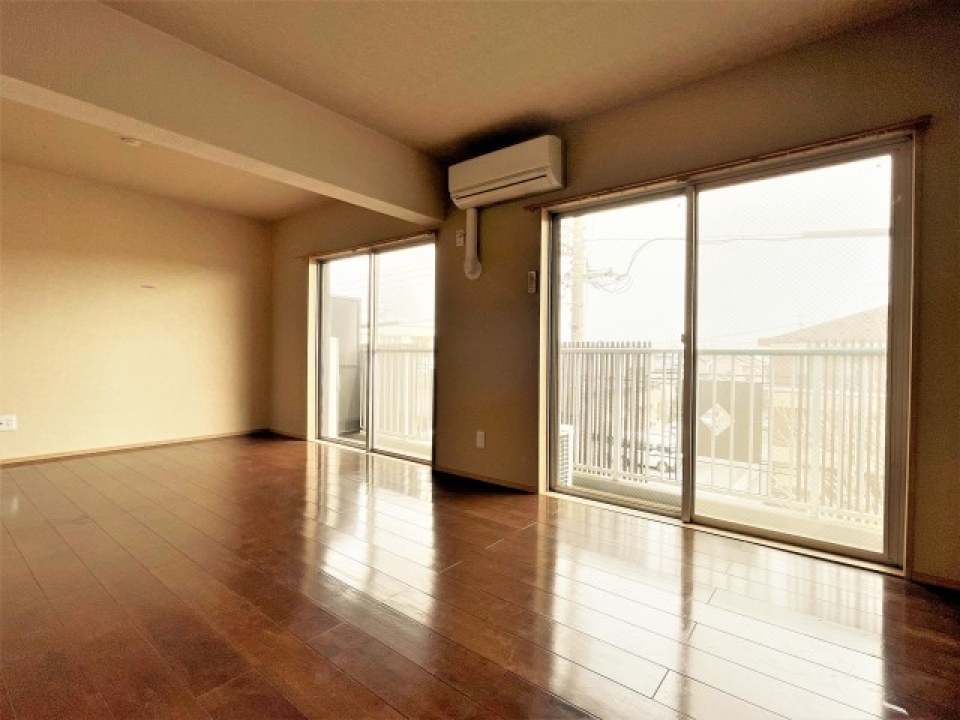 窓が2つあって日当たりも抜群で明るい雰囲気