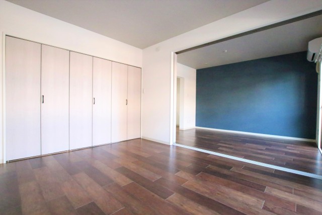 青とダークブランの組み合わせが大人カッコイイ。