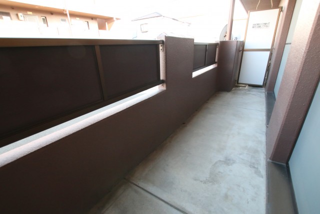 バルコニー。1階ですが目隠し部分があるので安心ですね。