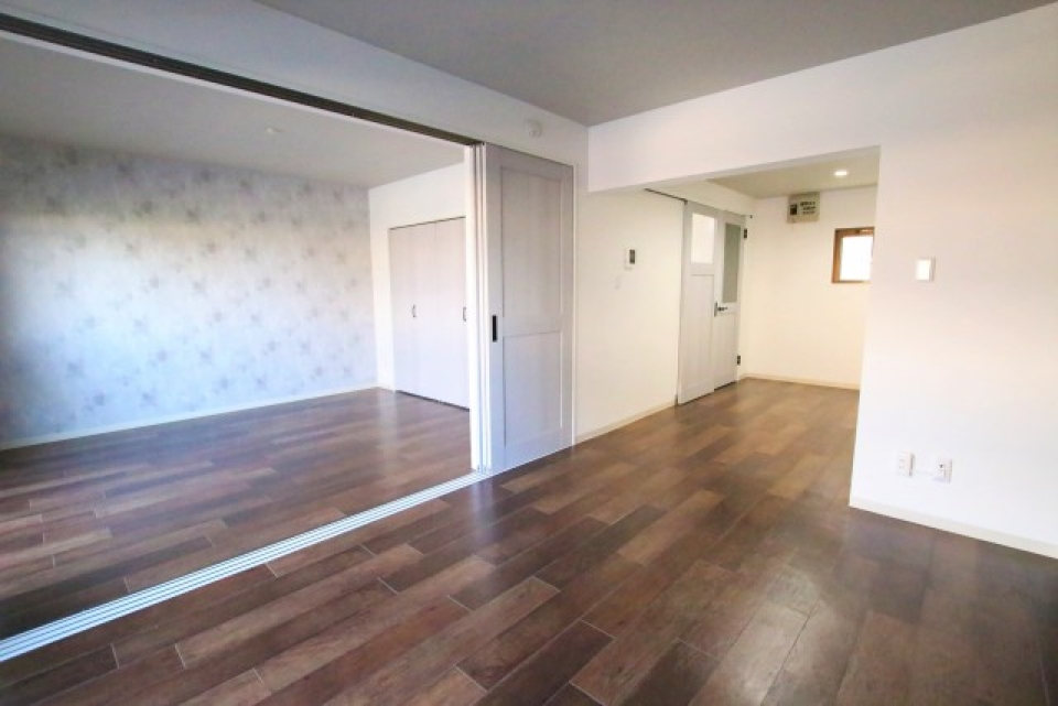 引き戸を開けて洋室とつなげるとさらに広々。