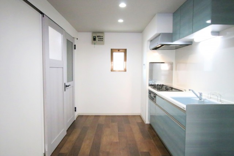 キッチンスペース。水色のキッチンが映えます♪