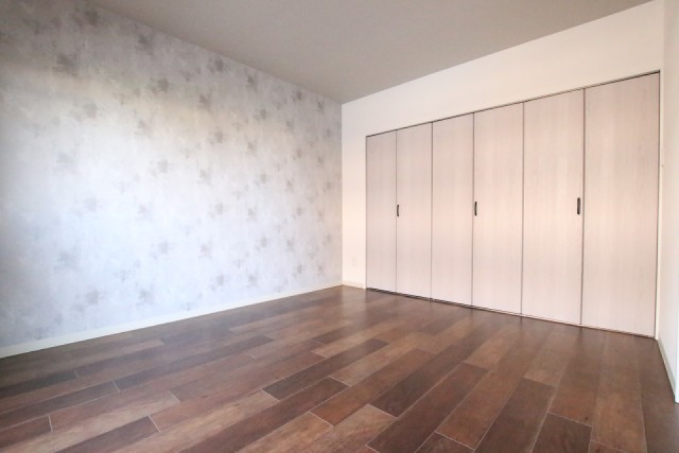 洋室7帖。壁紙がこれまた素敵。