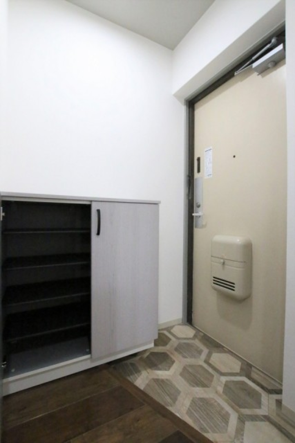 玄関のタイルまでこんなオシャレ…シューズボックスもついてます！