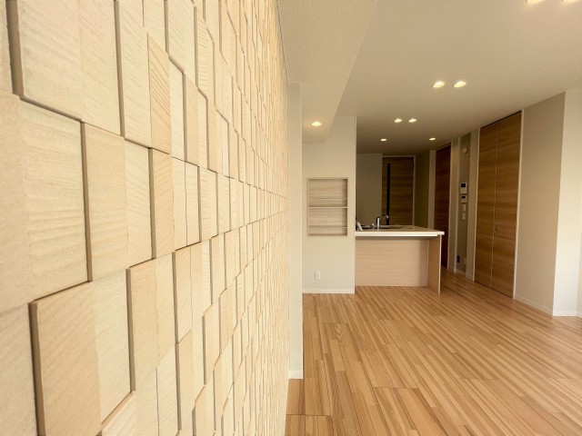 これはエコカラットかな？木材風のタイルがとってもおしゃれです！