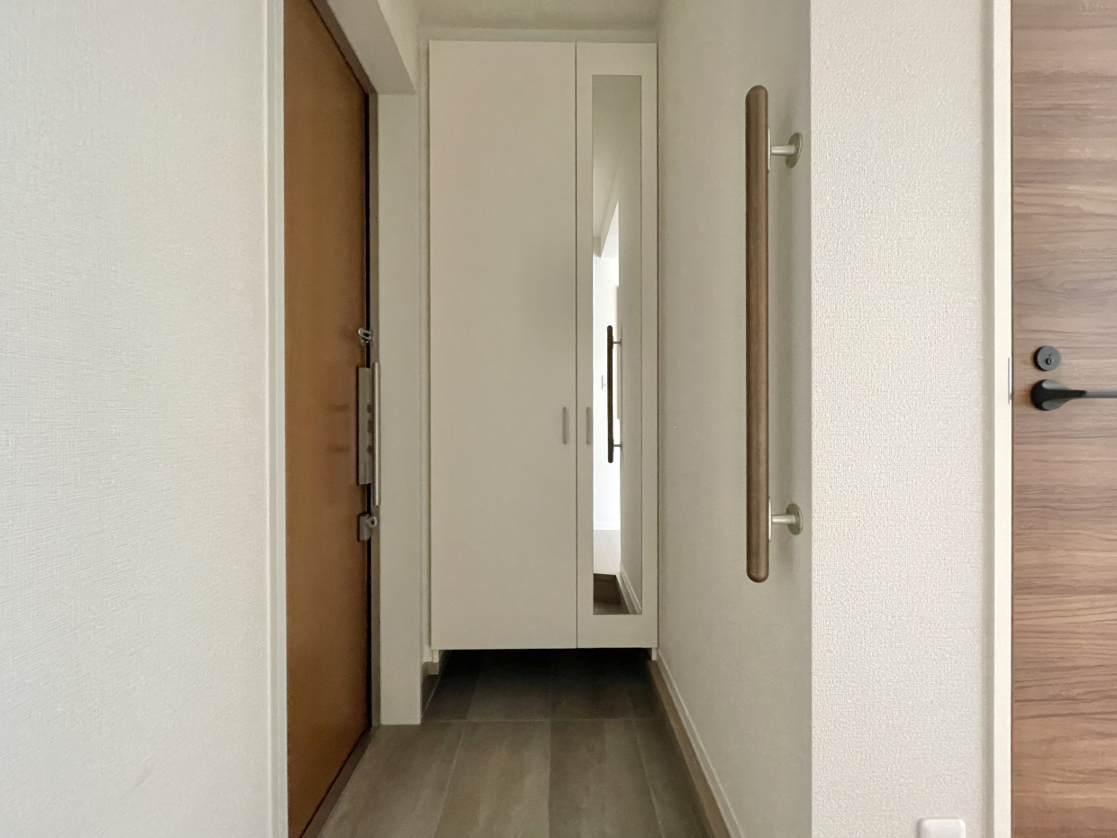 鏡付きのシューズボックス