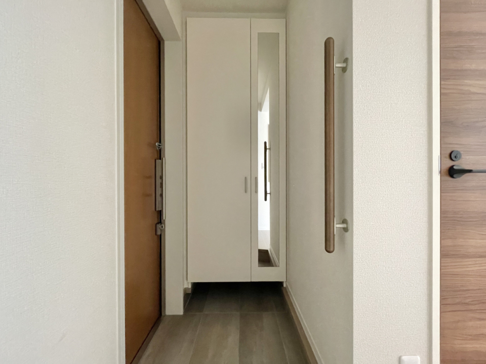 鏡付きのシューズボックス