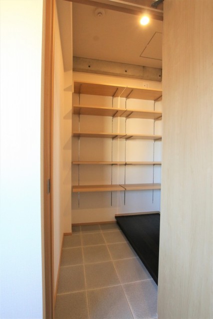 部屋と間違えるほど広いシューズクローク。