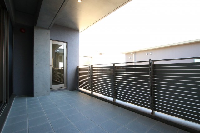 テーブルセットも出せる広いテラス。