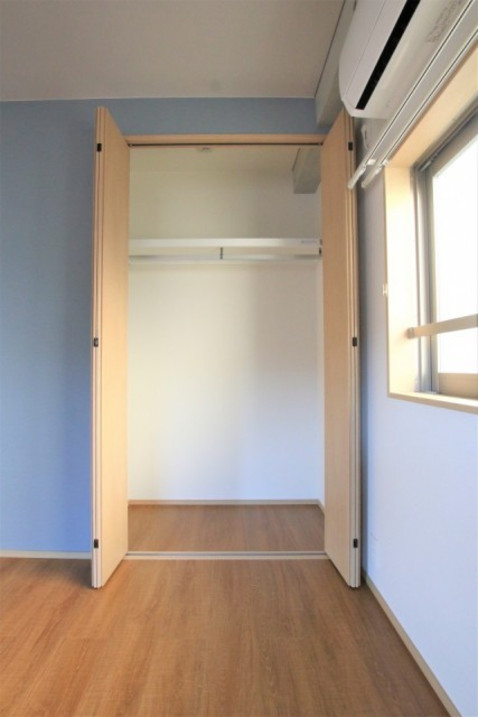 2つの洋室の収納はハンガークローゼット。