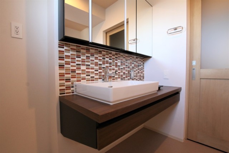 タイルが目を引く美しい洗面台。