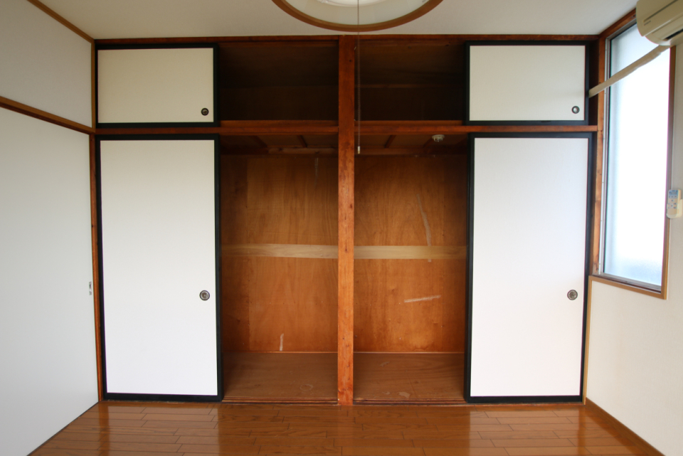 このお部屋にもレトロな収納付き