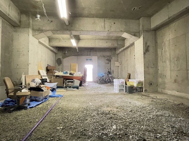 入口はこちら側。お荷物が置いてあったのです。