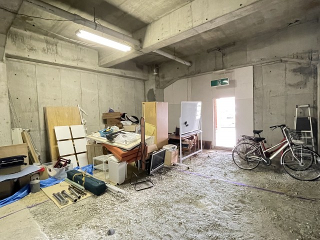 非常灯下が入口扉です。